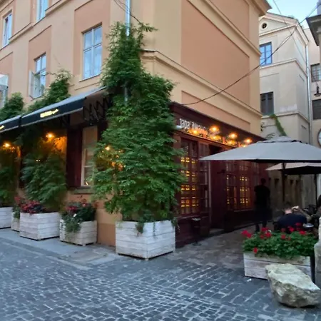 в центрі на вулиці лесі українки 19 4*