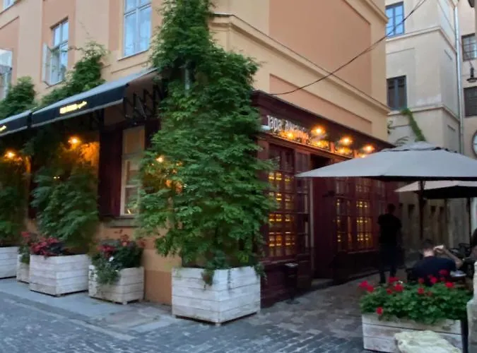 в центрі на вулиці лесі українки 19 4*